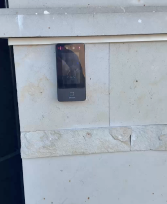 Access-control cu recunoaștere facială