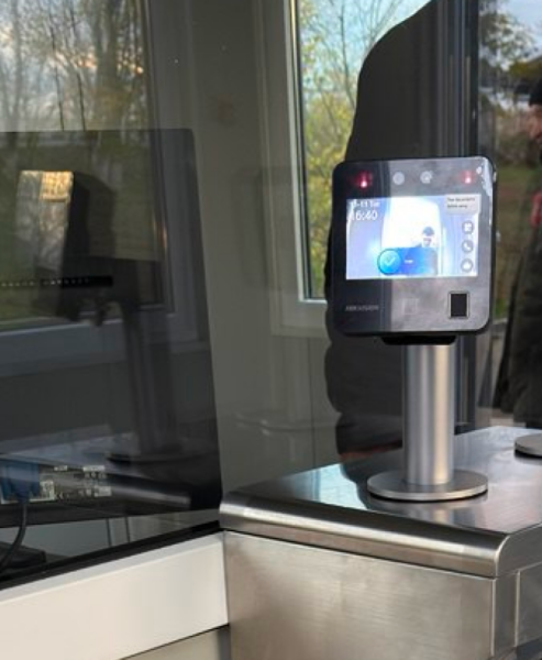 Access-control cu recunoaștere facială și controlul temperaturii corpului